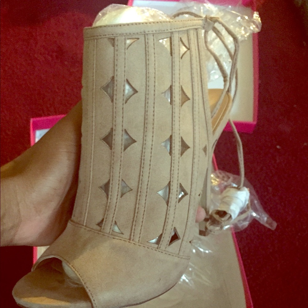 Woman’s taupe shoe